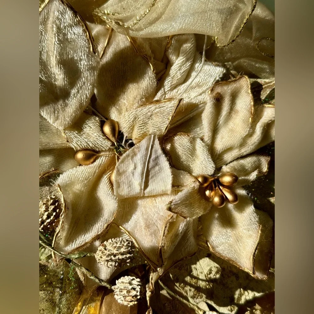 Elegant Gold Floral Brooch